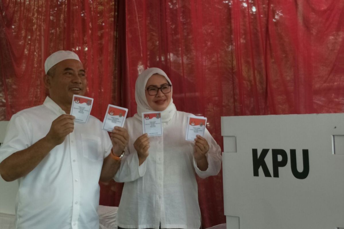 Calon wali kota Bekasi Rahmat Effendi bersama istrinya, Gunarti, usai mencoblos pada  Pilkada Kota Bekasi 2018 di TPS 01 Pekayon, Rabu (27/6/2018). 