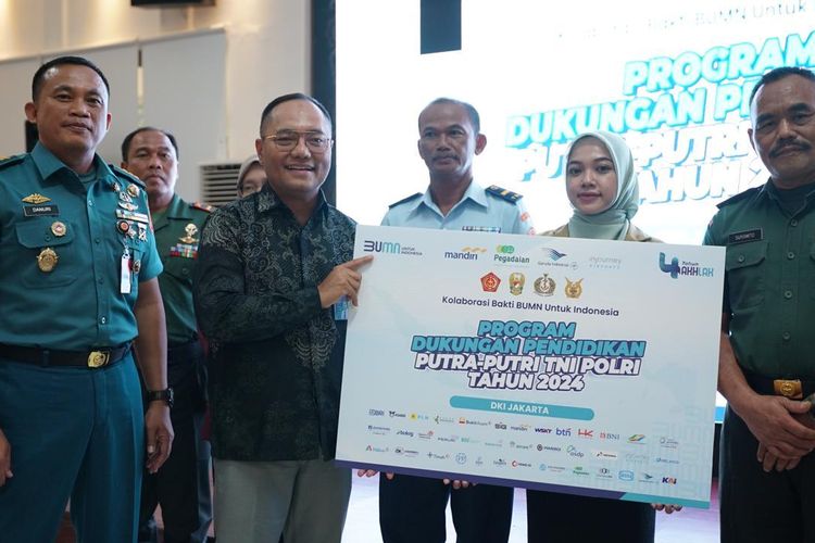 Perwakilan Bank Mandiri, Garuda Indonesia, Pegadaian, dan Angkasa Pura Indonesia saat menyalurkan bantuan biaya pendidikan tinggi kepada putra-putri TNI/Polri secara simbolis di Aula Katamso Dharmokusumo, Satuan Perbekalan, Denma Mabes TNI, Cilangkap, Jakarta Timur, Selasa (26/11/2024). 