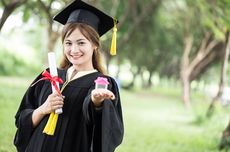 Pria Wajib Tahu, Ini 5 Kado yang Bisa Diberikan ke Pasangan pada Momen Wisuda