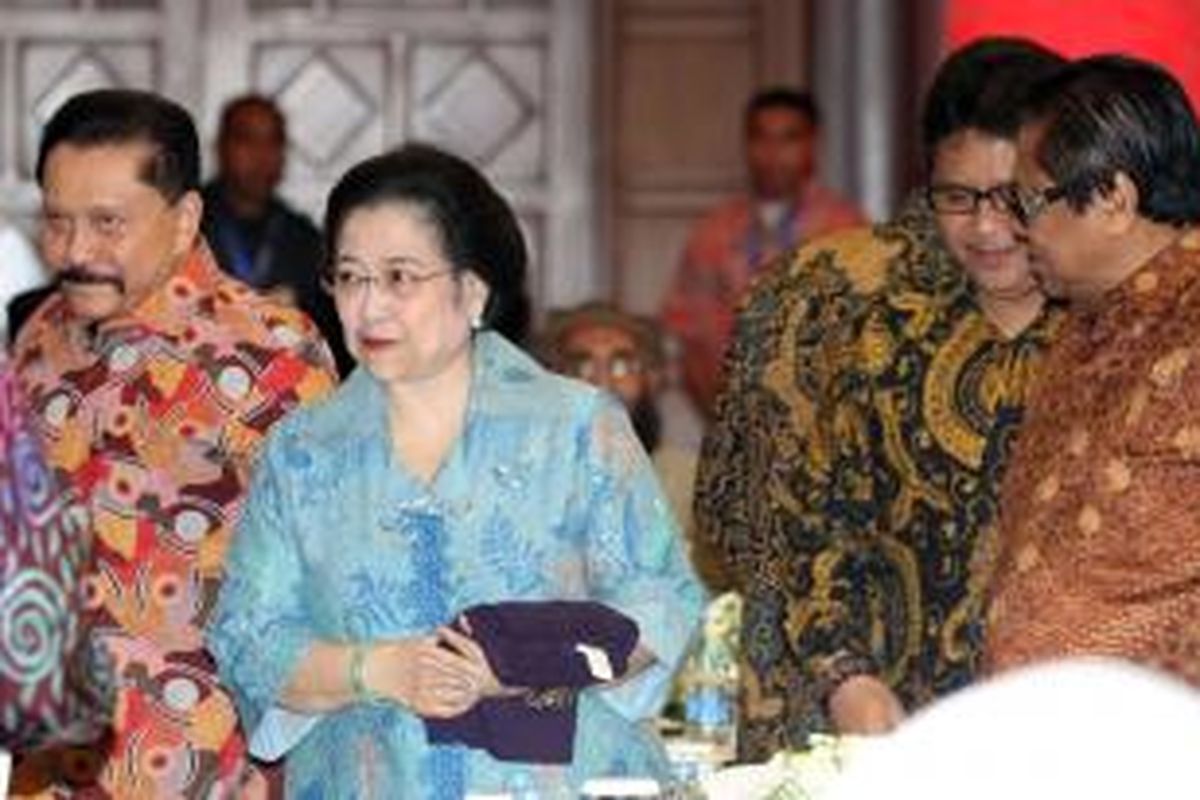 Presiden ke-5 Indonesia Megawati Soekarnoputri didampingi mantan Kepala BIN AM Hendropriyono (kiri) plt Sekjen PDI Perjuangan Hasto Kristoanto (dua kanan), dan Wakil Ketua MPR Oesman Sapta Odang (kanan) menghadiri International Conference on Terrorism & ISIS di JIExpo Kemayoran, Jakarta, Senin (23/3/2015). Keberadaan ISIS mulai mengancam Indonesia dengan ditangkapnya 5 terduga anggota ISIS oleh Detasemen Khusus Anti-Teror Mabes Polri di wilayah Jabodetabek Sabtu 21 Maret lalu.