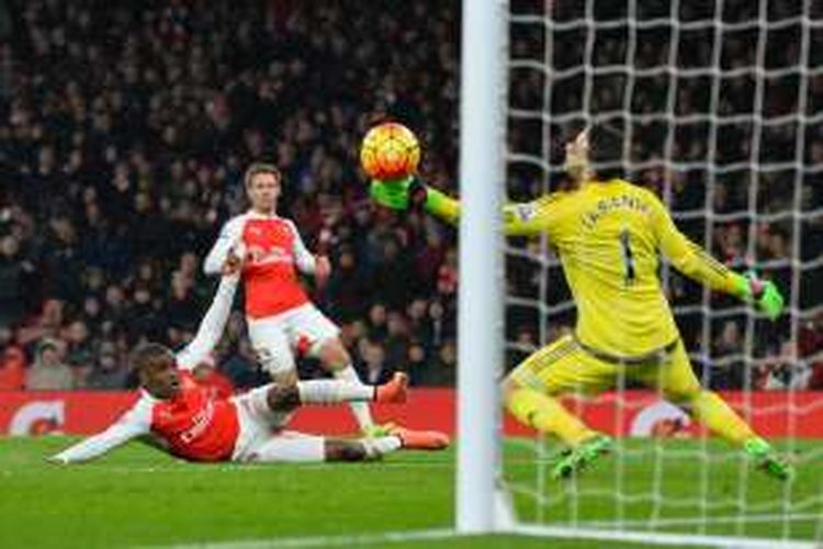 Pemain depan Arsenal, Joel Campbell (kiri) melepaskan tembakan ke gawang Swansea City pada partai Premier League di Stadion Emirates, 2 Maret 2016.