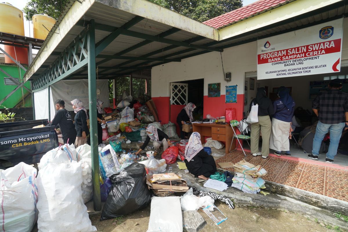 Di Kelurahan Satimpo Kota Bontang berkembang Bank Sampah Ceria. Bank Sampah Ceria adalah kelompok masyarakat yang mayoritas ibu-ibu peduli lingkungan sebagai bagian program unggulan Badak LNG, Sampah Keliling Swadaya Masyarakat atau Salin Swara. 