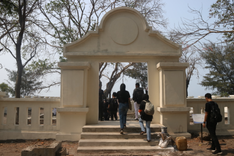 Pintu masuk ke Makam Belanda di Pulau Onrust, salah satu makam populernya yaitu makam Maria van de Velde, Kamis (10/10/2019).