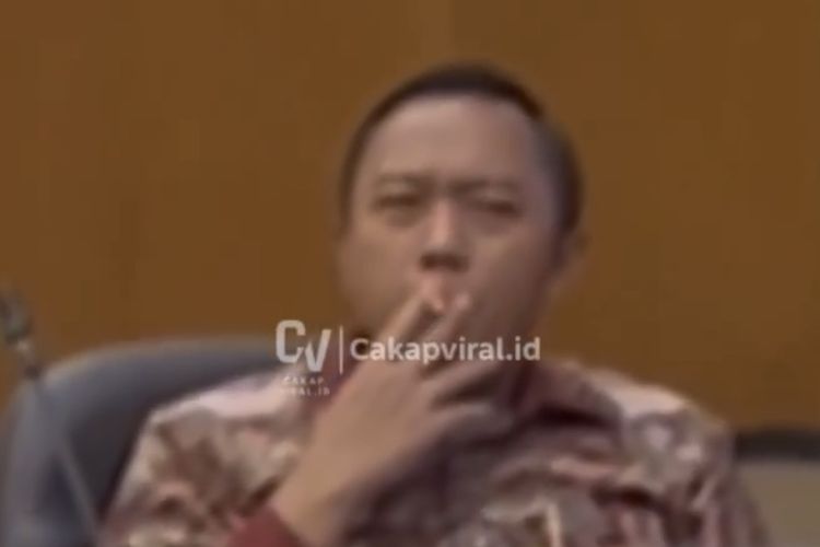 Waka DPRD Malang Merokok Saat RDP, Mahasiwa Nilai Langgar Kode Etik