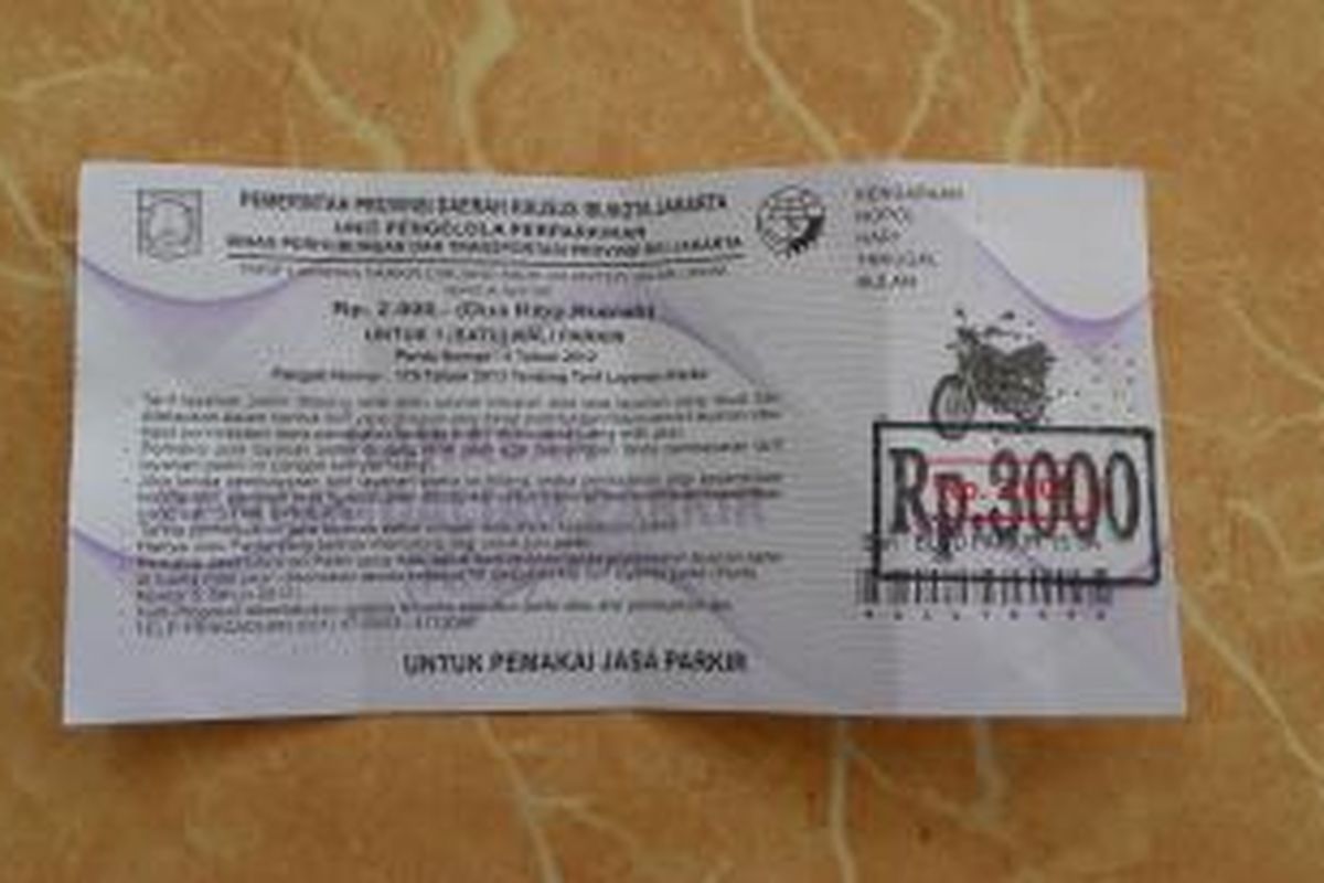 Tiket resmi dari Dishubtrans DKI Jakarta, tetapi tarifnya digelembungkan. Pada tiket parkirnya dicap tarif parkir yang lebih tinggi dari yang seharusnya.