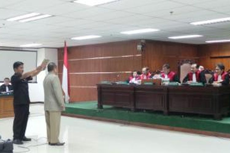 Hakim Agung Andi Abu Ayyub Saleh disumpah sebelum memberi kesaksian di Pengadilan Tindak Pidana Korupsi Jakarta, Senin (11/11/2013).