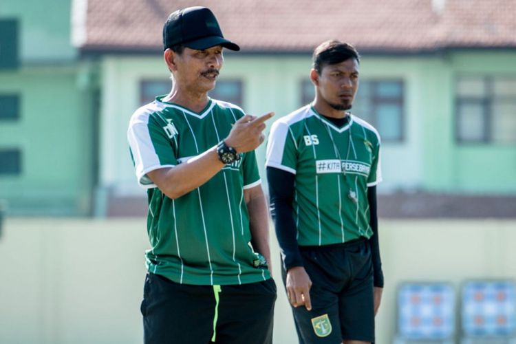 Pelatih Persebaya Surabaya Djajang Nurdjaman (kiri) dan Asisten Pelatih Bejo Sugiantoro.