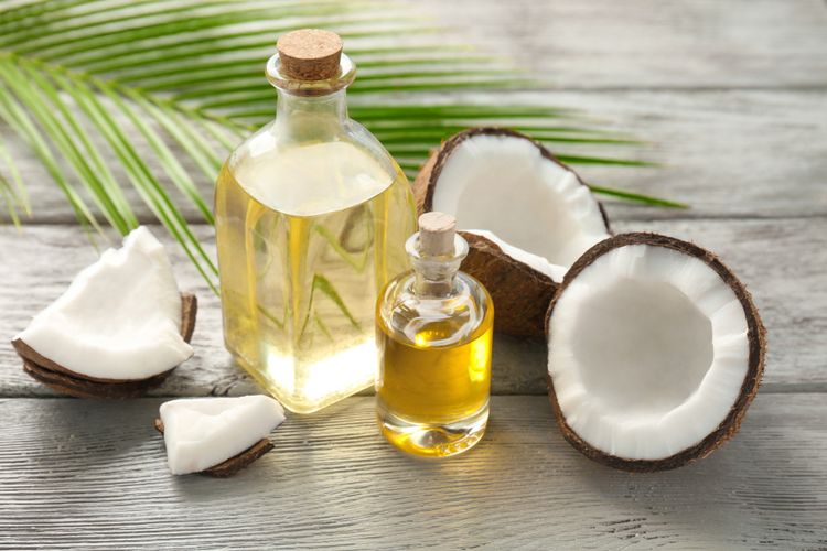 Ilustrasi minyak kelapa. Minyak kelapa bermanfaat menjadi obat alami untuk ambeien. 
