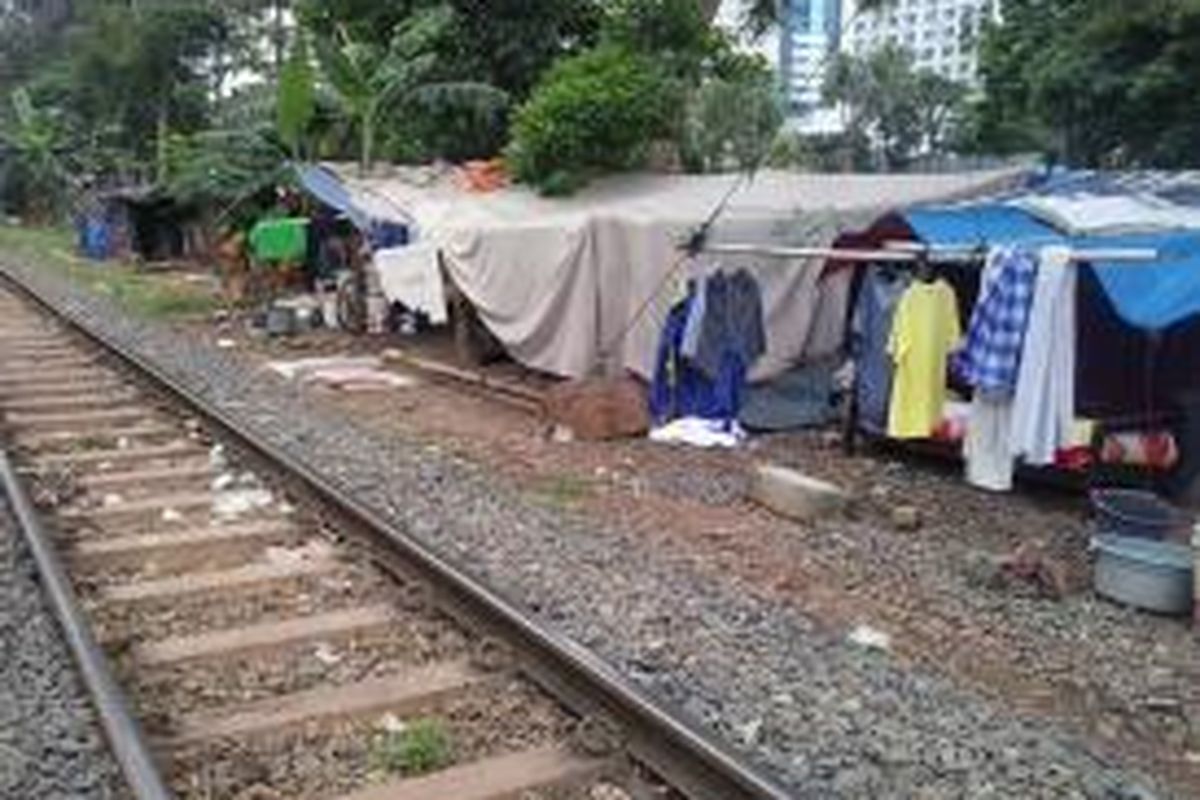 Bangunan liar di pinggir rel kereta api Stasiun Karet Tanah Abang Jakarta Pusat, Rabu (25/2/2015)