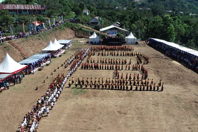 Tarian Kolosal Tumbuk Kopi dalam Festival Colol, Desa Colol, Kecamatan Lamba Leda Timur, Kabupaten Manggarai Timur, NTT, pada Rabu (14/6/2023)