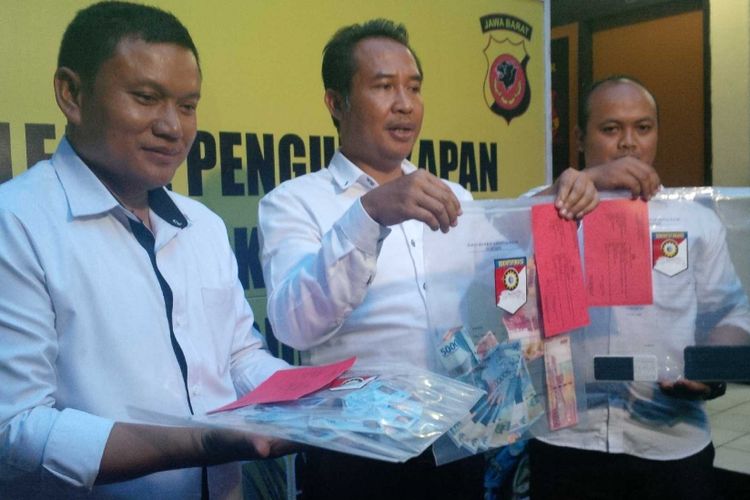 Kepala Sat Reskrim Polres Sukabumi Kota AKP Budi Nuryanto (tengah) didampingi anggotanya  memperlihatkan barang bukti, Senin (5/3/2018).