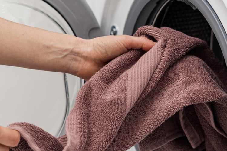 Ilustrasi mencuci handuk. 