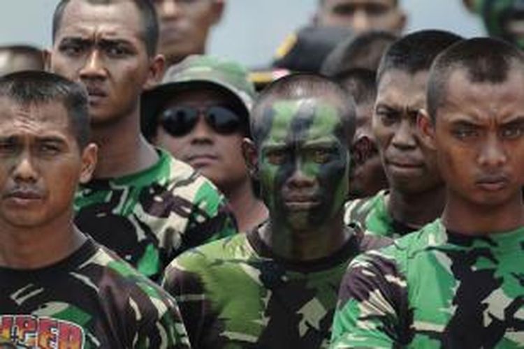 Geladi bersih HUT Ke-70 Tentara Nasional Indonesia di Dermaga Indah Kiat, Cilegon, Banten, Sabtu (3/10/2015).