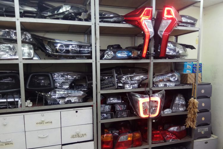 Ragam lampu mobil yang dijual oleh salah satu toko spare parts di Mega Glodok Kemayoran (MGK), Jakarta Pusat.