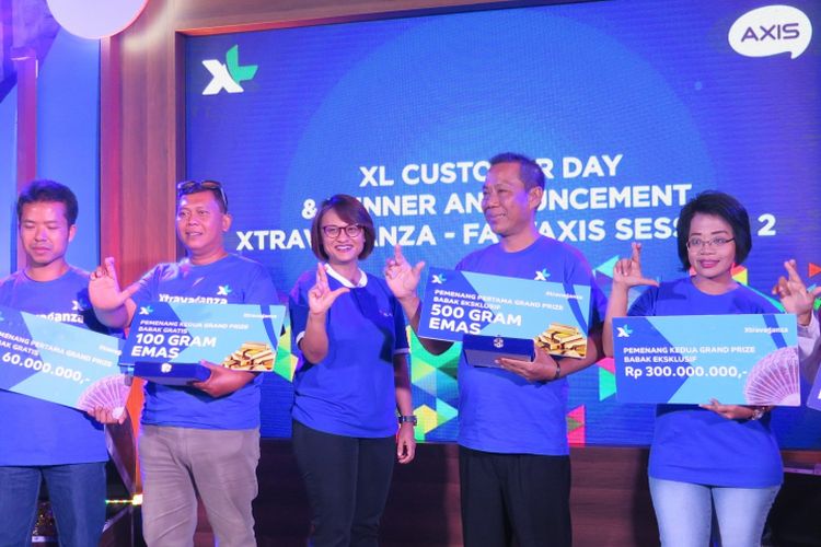 Direktur/Chief Commerce Officer XL Axiata, Allan Bonke, Presiden Direktur & CEO XL Axiata, Dian Siswarini bersama para pemenang kuiz Xtravagnaz dan FantAXIS dalam acara acara Program Apresiasi Bagi Pelanggan di Jakarta. Senin (4/9/2017)