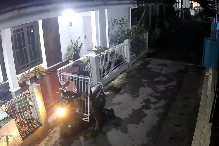 Tangkapan layar rekaman CCTV pencurian pintu gerbang di Kelurahan Kedungwuluh, Purwokerto, Kabupaten Banyumas, Jawa Tengah, Kamis (1/2/2024) dini hari.
