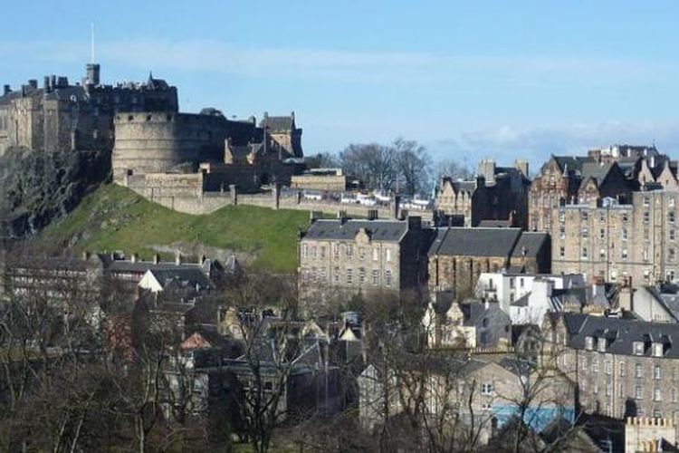 Kastil Edinburgh diperkirakan sudah berdiri sejak abad ke-12. Namun, permukiman manusia di wilayah itu diduga sudah berdiri sejak abad ke-2 yang menunjukkan betapa tuanya peradaban Skotlandia.