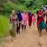 Viral, Video Ibu Hendak Melahirkan Ditandu Warga Lewati Jalan Rusak di Sumsel