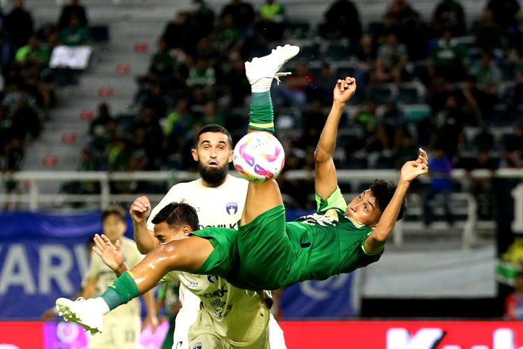 Aksi pemain Persebaya Surabaya saat laga pekan ke-21 Liga 1 2024-2025 melawan Persita tangerang yang berakhir dengan skor 1-1 di Stadion Gelora Bung Tomo Surabaya, Jumat (31/1/2025) malam.