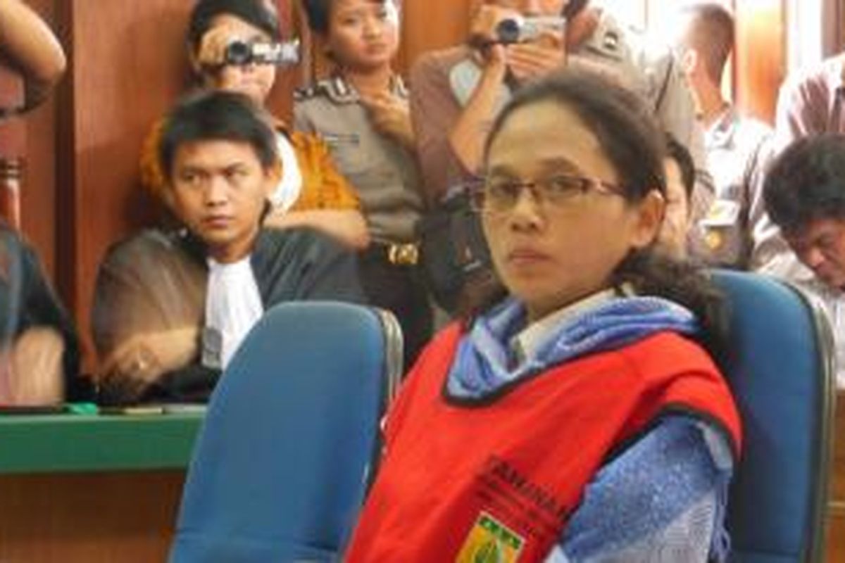 Harianti (44), resmi berstatus terdakwa, begitu hakim mengetuk palu dimulainya sidang perdana dalam kasus pelecehan seks di Pengadilan Negeri Jakarta Utara, Rabu (4/3/2015) sore.