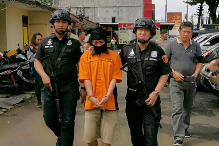 Polsek Ciputat menangkap R (31), pencuri mobil angkutan umum kota (angkot) yang terekam CCTV saat beraksi di Jalan Kampung Maruga, Serua, Ciputat, Tangerang Selatan, Minggu (26/1/2020).