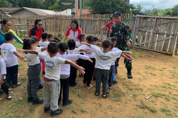 Anggota Satgas Pamtas Indonesia-Malaysia mengajari anak-anak baris-berbaris di Dusun Bantan, Desa Bungkang, Kecamatan Sekayam, Kabupaten Sanggau, Kalbar, belum lama ini. 