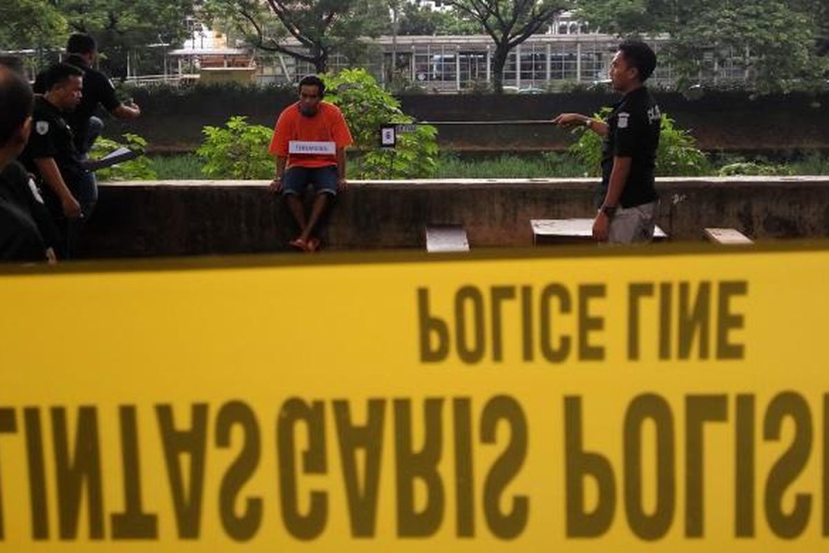 Polisi menggelar rekonstruksi kasus pembunuhan terhadap wanita bertato kupu-kupu MA (28) di kawasan Jalan Halimun Raya, Jakarta Selatan, Kamis (2/1/2017).