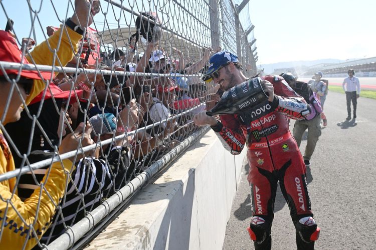 Pebalap Ducati Lenovo Francesco Bagnaia berselebrasi dengan penggemarnya usai memenangi Sprint Race MotoGP Mandalika di Pertamina Mandalika International Street Circuit, Lombok Tengah, NTB, Sabtu (28/9/2024). 