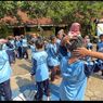 Viral Video Guru Bersihkan Kutu, Puluhan Siswa SD di Karanganyar Ikuti Keramas Massal