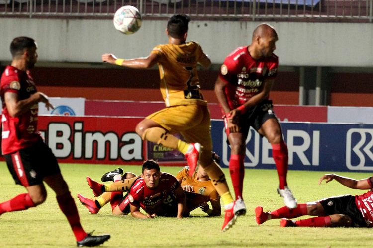 Pemain Bali United Dias Angga terjatuh seusai berebut bola dengan pemain Bhayangkara FC saat pertandingan yang berakhir dengan skor 1-2 pada pekan 8 Liga 1 2021 di Stadion Maguwoharjo Sleman, Sabtu (23/10/2021) malam.