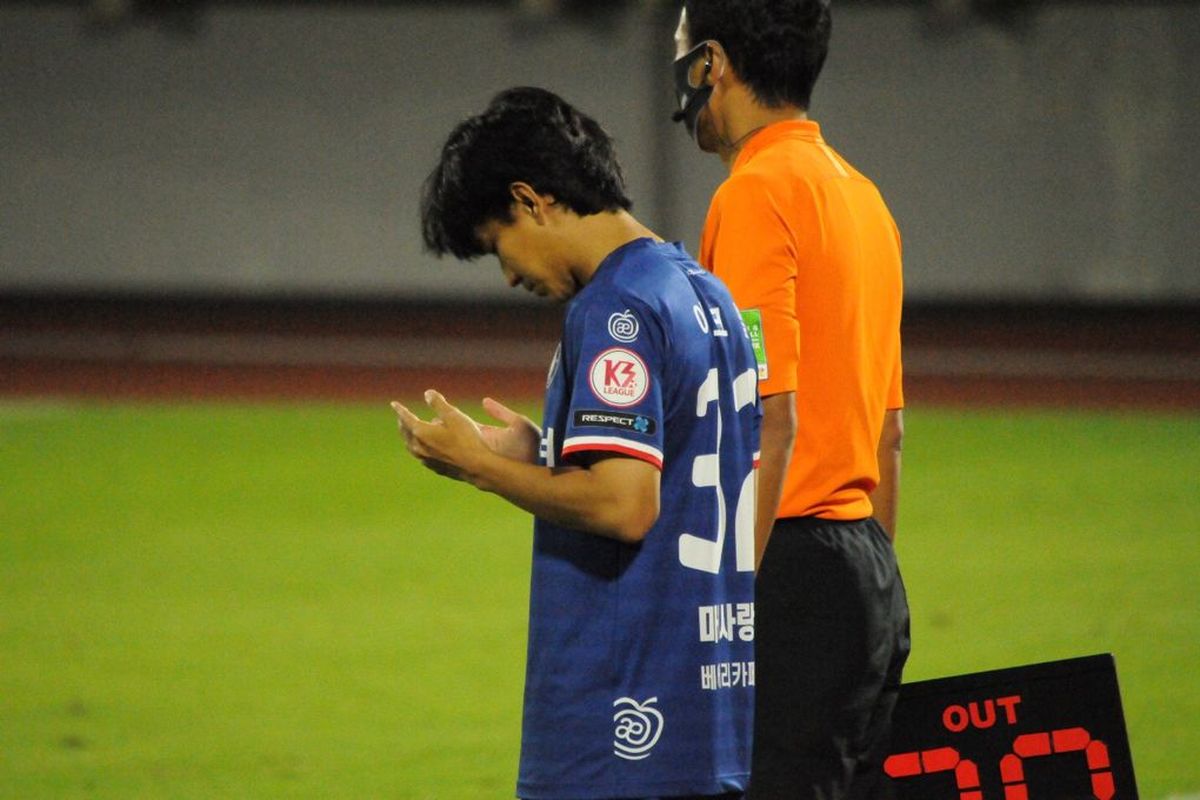 Pemain Indonesia, Muhammad Iqbal, saat bertanding bersama Cheongju FC saat melawan Gimpo Citizen di Cheongju Stadium, Rabu (15/9/2021).
