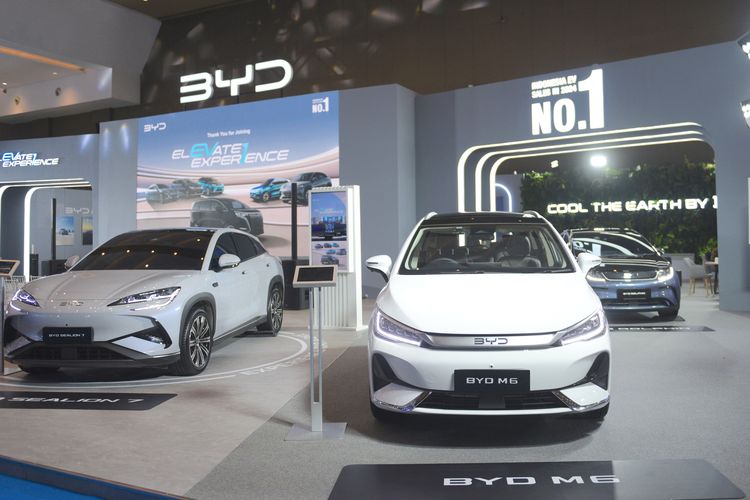 Pada PEVS 2025, booth BYD dan DENZA menempati satu area seluas 800 m² yang terintegrasi di Hall B3, booth A5.
