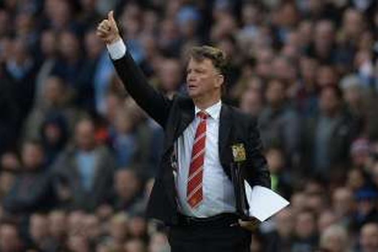 Manajer Manchester United, Louis van Gaal, memberikan instruksi kepada pemainnya, saat laga Premier League kontra Manchester City di Stadion Etihad, Minggu (20/3/2016).