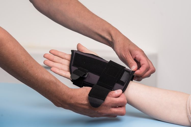 Menggunakan wrist splint adalah salah satu cara mengobati carpal tunnel syndrome.