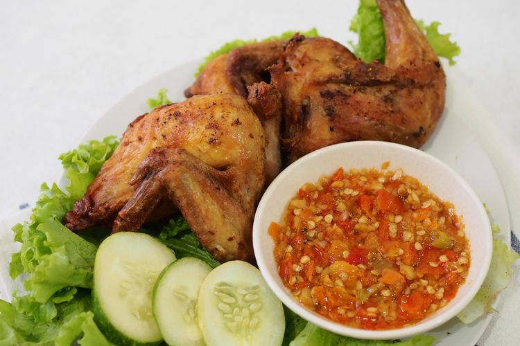 Ilustrasi sambal korek dengan ayam goreng