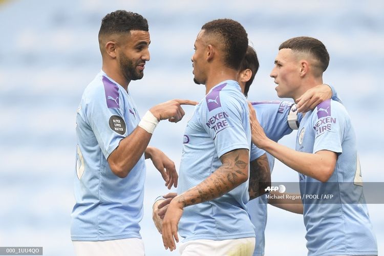 Gelandang Aljazair di Manchester City, Riyad Mahrez (kiri) merayakan dengan penyerang Brasil dari Manchester City, Gabriel Jesus (C) dan gelandang Inggris di Manchester City, Phil Foden (kanan) setelah mencetak gol kedua mereka selama pertandingan sepakbola Liga Primer Inggris antara Manchester City dan Newcastle United pada saat itu. Stadion Etihad di Manchester, Inggris barat laut, pada 8 Juli 2020.