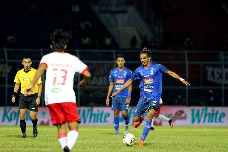 Pemain Arema FC, Alfin Tuasalamony menjadi pemain inti saat melawan Perseru Badak Lampung pada Pekan 7 Liga 1 2019 yang berakhir dengan skor 4-1 di Stadion Kanjuruhan Kabupaten Malang, Jawa Timur, Selasa (16/7/2019) malam.