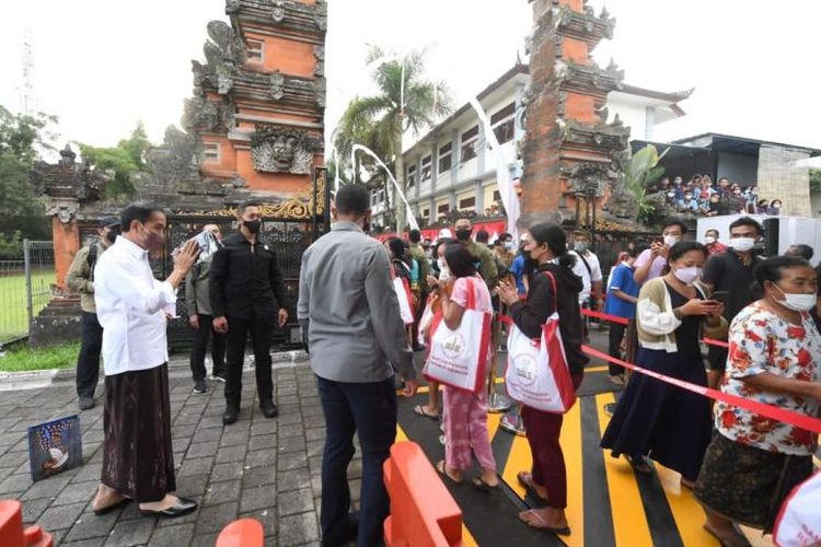 Presiden Jokowi membagikan sembako di Bali.