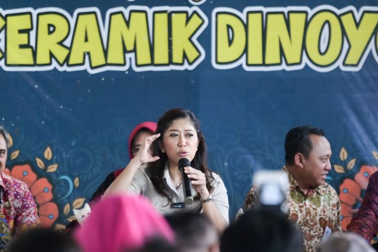 Menteri Komunikasi dan Digital (Menkomdigi) Meutya Hafid saat berada di Kampung Keramik Dinoyo, Kota Malang, Jawa Timur pada Sabtu (4/1/2025). 