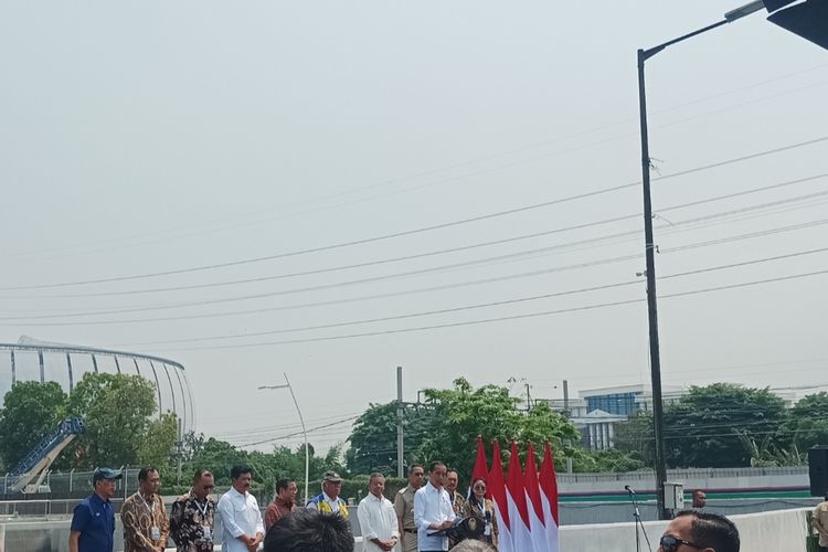 Presiden Joko Widodo saat meresmikan Stasiun Pompa Air Sentiong Ancol yang berada di kawasan Ancol, Jakarta Utara, Senin (11/12/2023).