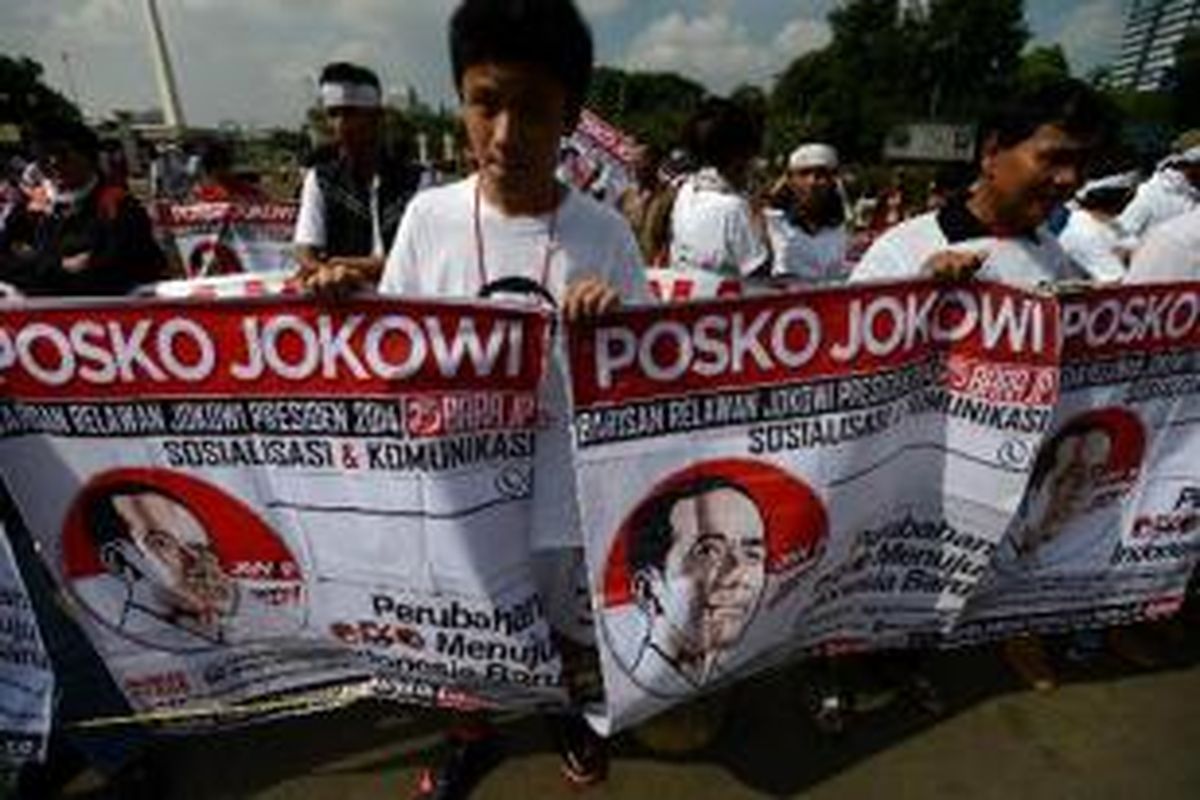 Puluhan orang yang tergabung dalam Barisan Relawan Jokowi membentangkan spanduk dukungan untuk calon presiden dari PDI-P Joko Widodo di depan Istana Negara, Jakarta, Minggu (4/5/2014).