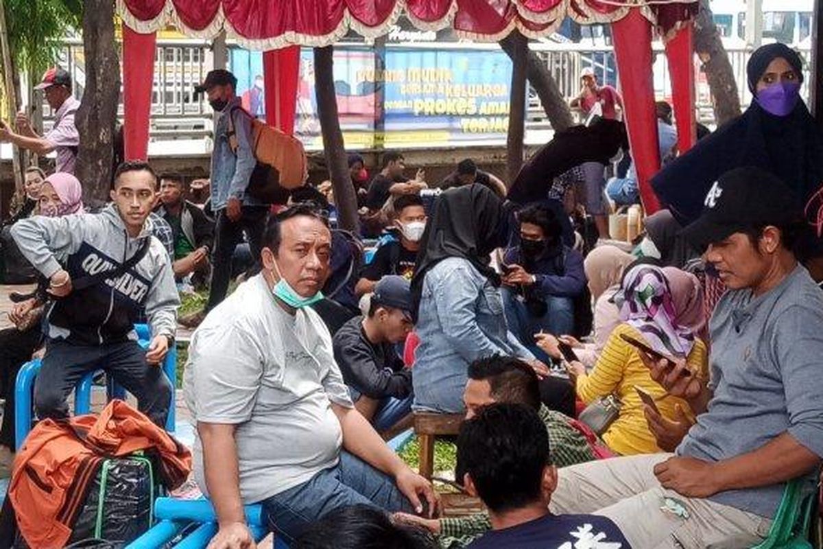 Para penumpang terlantar di Terminal Bus Tanjung Priok tunggu bus AKAP yang tak kunjung tiba, Jumat (29/4/2022). 