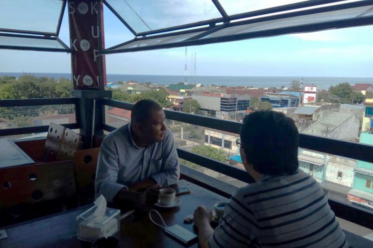 Pengunjung bersantai di Sky Coffee, Kota Lhokseumawe, Aceh, Selasa (3/4/2018).