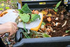 Cara Membuat Kompos dari Sampah Organik dengan Sistem Ember Tumpuk