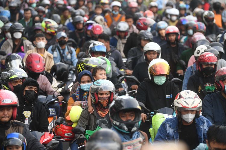 Pemudik bersepeda motor antre untuk memasuki Pelabuhan Merak di Banten, Sabtu (30/4/2022). Pelabuhan Merak dipadati puluhan ribu pemudik berkendaraan roda.