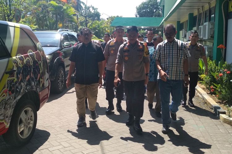 Kapolda Sulsel Irjen Pol Mas Guntur Laupe bersama jajarannya dan pihak rumah sakit Ibnu Sina saat mengunjungi mahasiswa yang terlindas mobil polisi, Sabtu (28/9/2019).