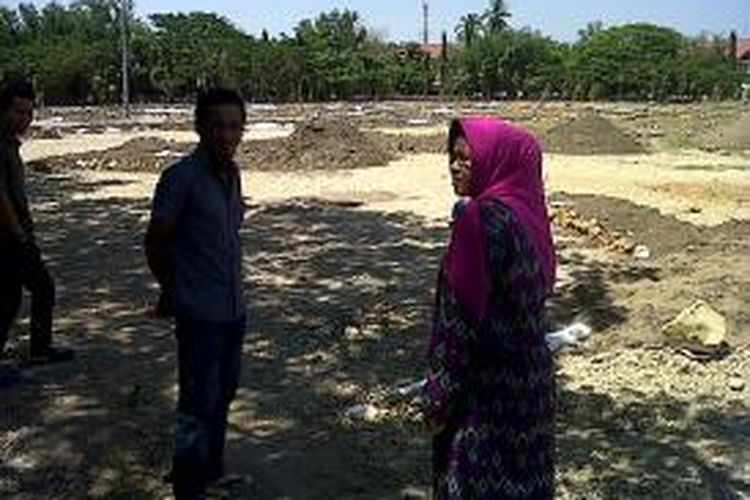 Anggota desa bersama warga tengah memantau proyek pembangunan Lapangan di Kabupaten Takalar, Sulawesi Selatan yang mandek sementara telah menelan dana Rp. 3 Milyar lebih. Senin, (15/09/2014).