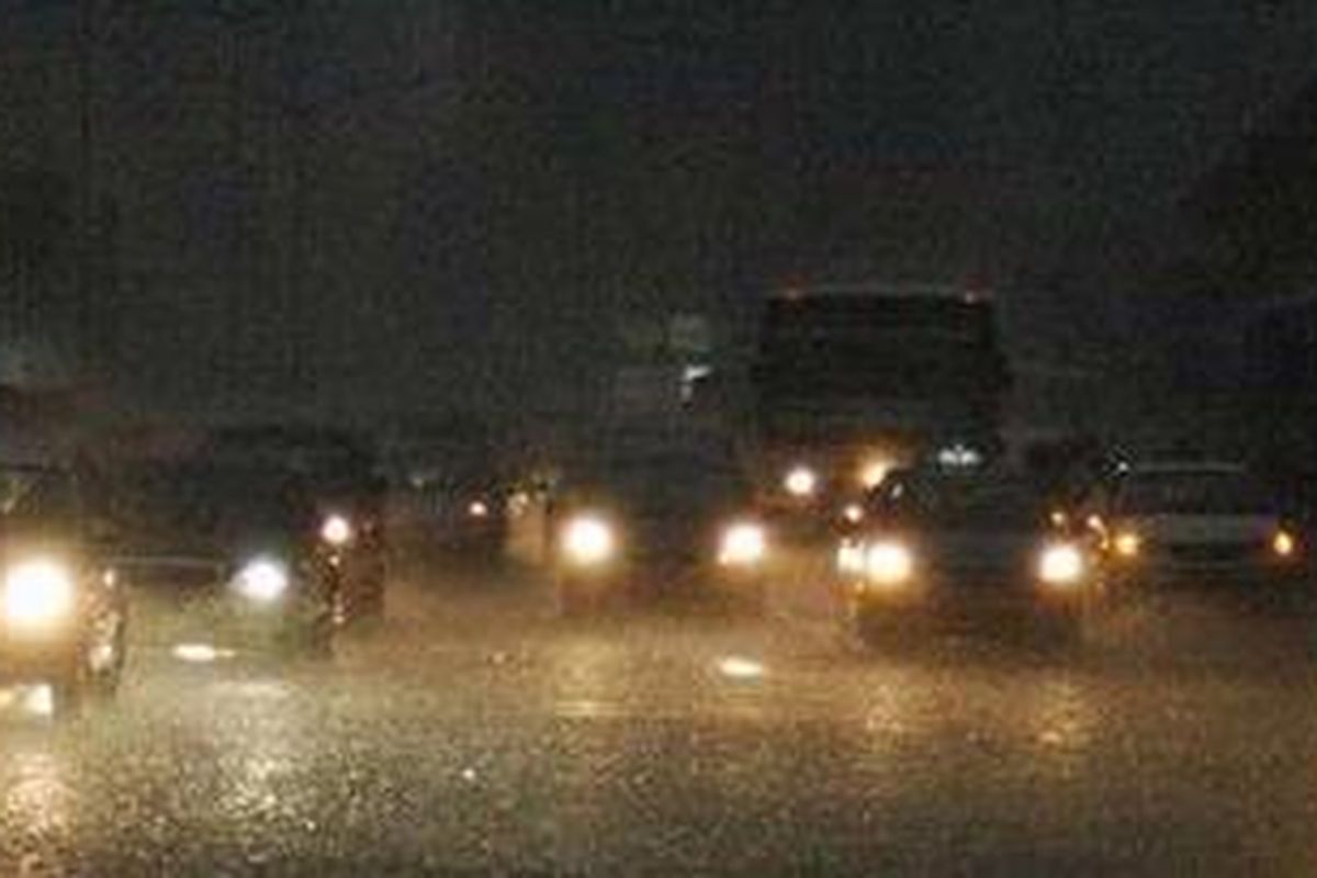 Hujan deras disertai angin kencang melanda wilayah Jakarta pada sore hari seperti terlihat di ruas Jalan Jenderal Sudirman, Jakarta Pusat.