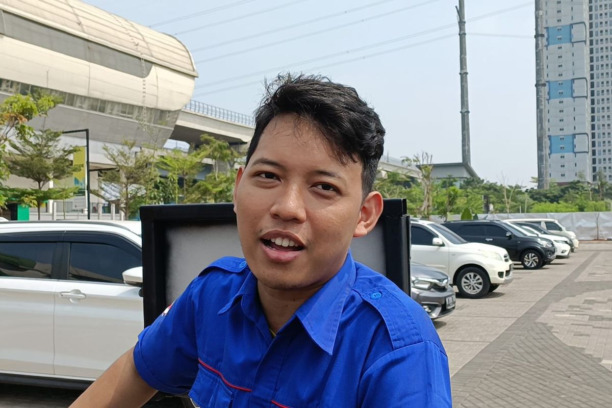 Anggota dari Komunitas Edan Sepur Indonesia, Sapto Hadi (25) saat ditemui di Stasiun LRT Jatimulya, Bekasi, Kamis (13/7/2023). Hadi yang berkesempatan naik LRT itu mengatakan, sensasi naik LRT tidak jauh berbeda ketika ia naik KRL.
