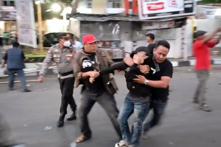 RICUH: Aparat kepolisian tengah mengamankan salah satu mahasiswa dalam aksi demo berujung ricuh di bilangan Jalan Sultan Alauddin, Kecamatan Tamalate, Kota Makassar, Sulsel, Kamis (2/5/2024).